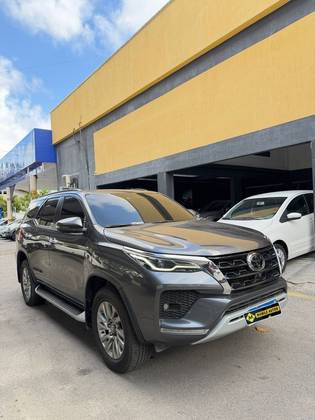 TOYOTA HILUX SW4 2.8 D-4D TURBO DIESEL SRX 7L 4X4 AUTOMÁTICO